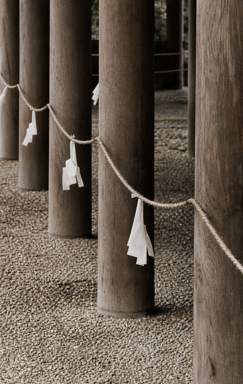Columns, ropes, and flags in the Ise shrine