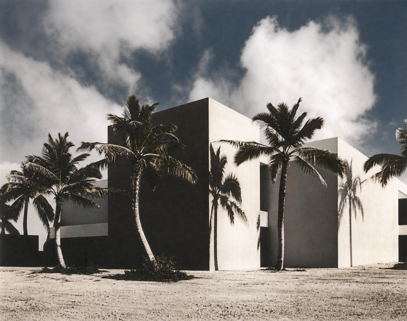 This condominium, typical of mid-20th-century development at its worst, is a building without boundaries, and as a result the building is not integrated with its surroundings, or integrated within itself.