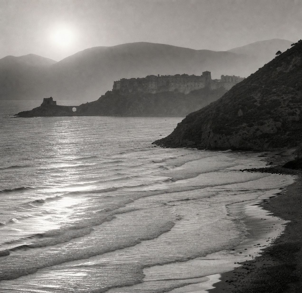 Inlets and mountains, troughs and waves, all alternating
