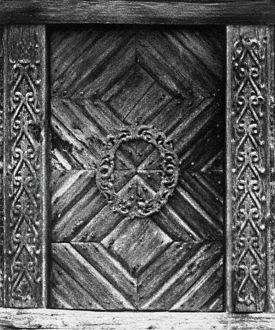 Detail of barn door, showing circles and diamonds, and the level of detail to which this combination goes; it always maintains the same echoes, the same balance of angles and proportion.
