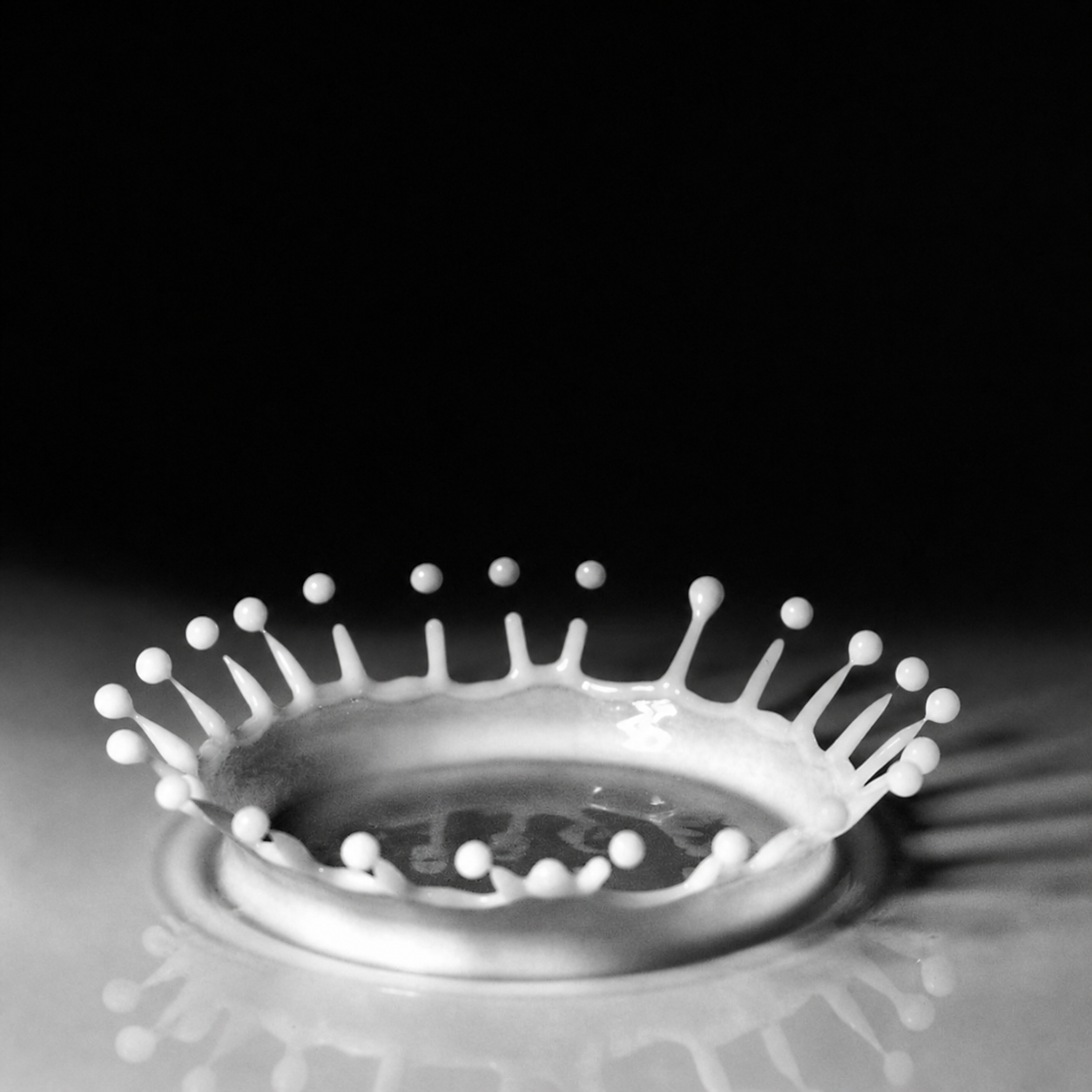 Harold Edgerton's photograph of a milk drop splash, showing beautiful formation of a center, itself made of many centers