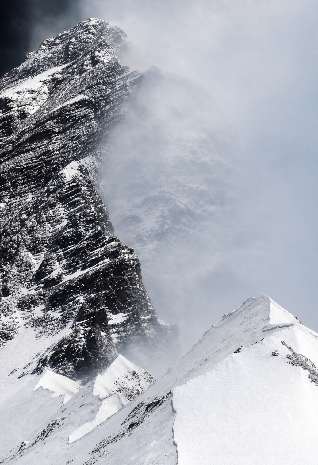 Characteristic rock pattern on the north ridge o, vrest: the same angles, hence the echoes of repeating forms, appear again and again.