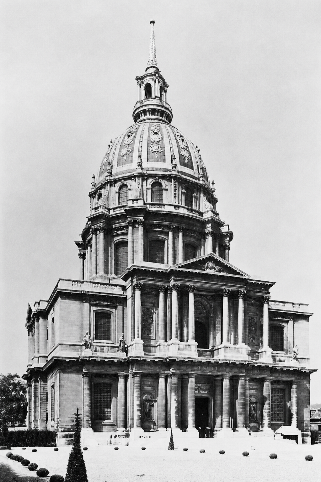 Les Invalides: highly formal structure has less self