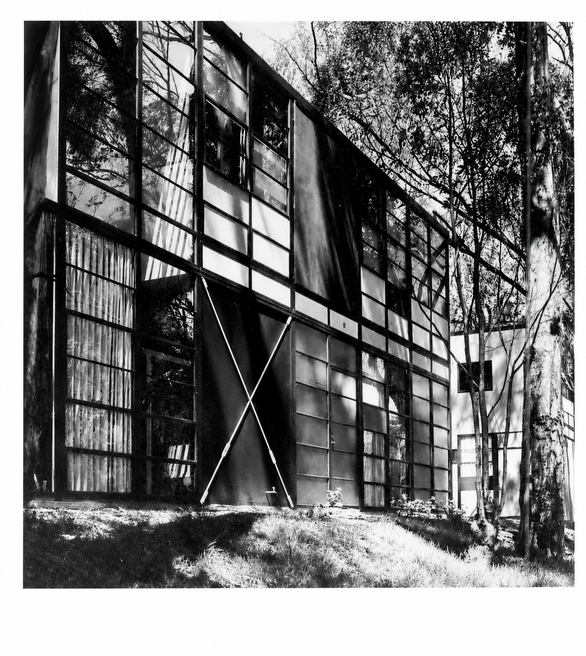 Eames house allowed a series of other factors -- a feeling for the surroundings, a playful attitude to glass and steel -- to play a ma-