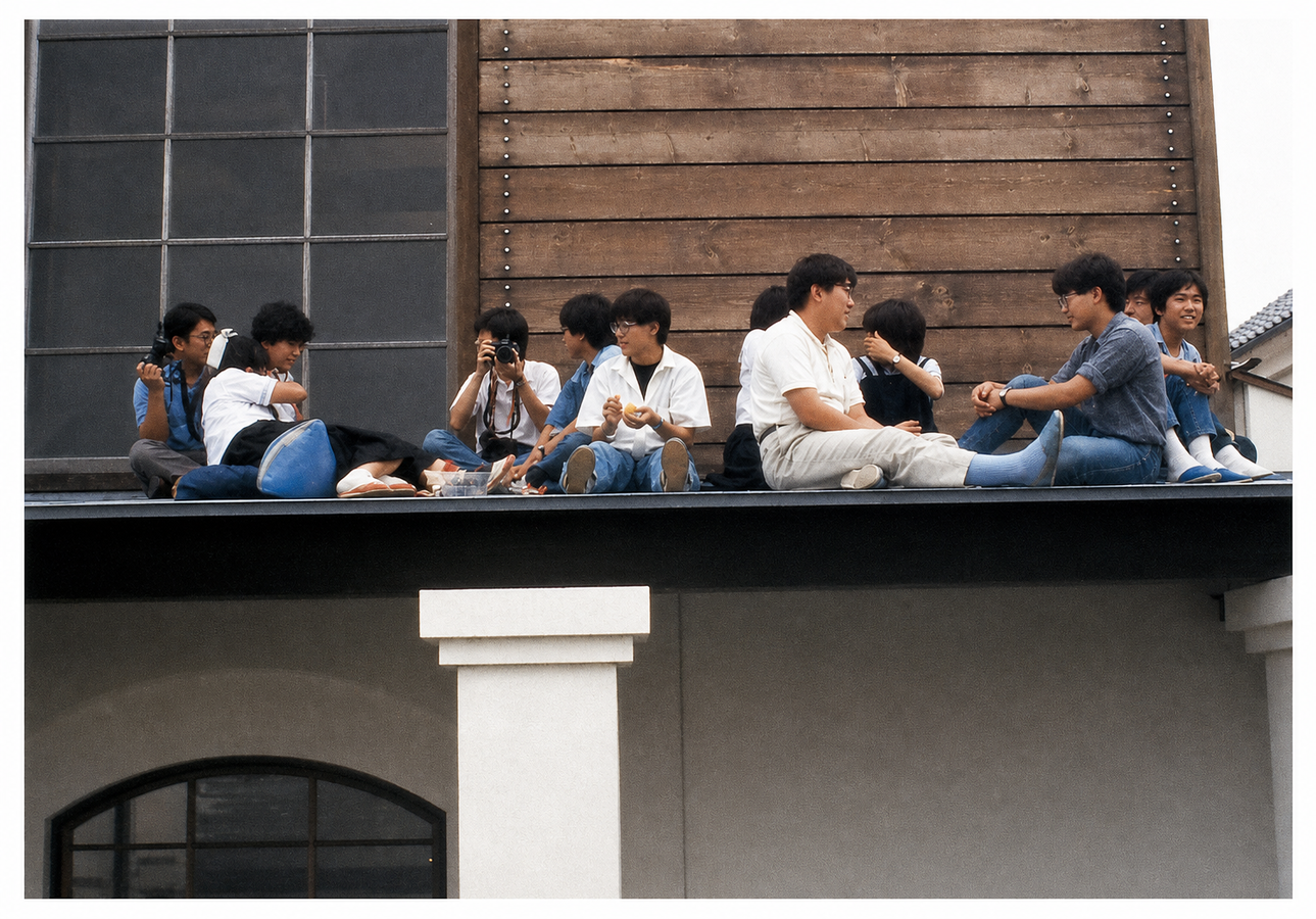 Students enjoying the passing scene, Eishin campus, Tokyo, 1988
