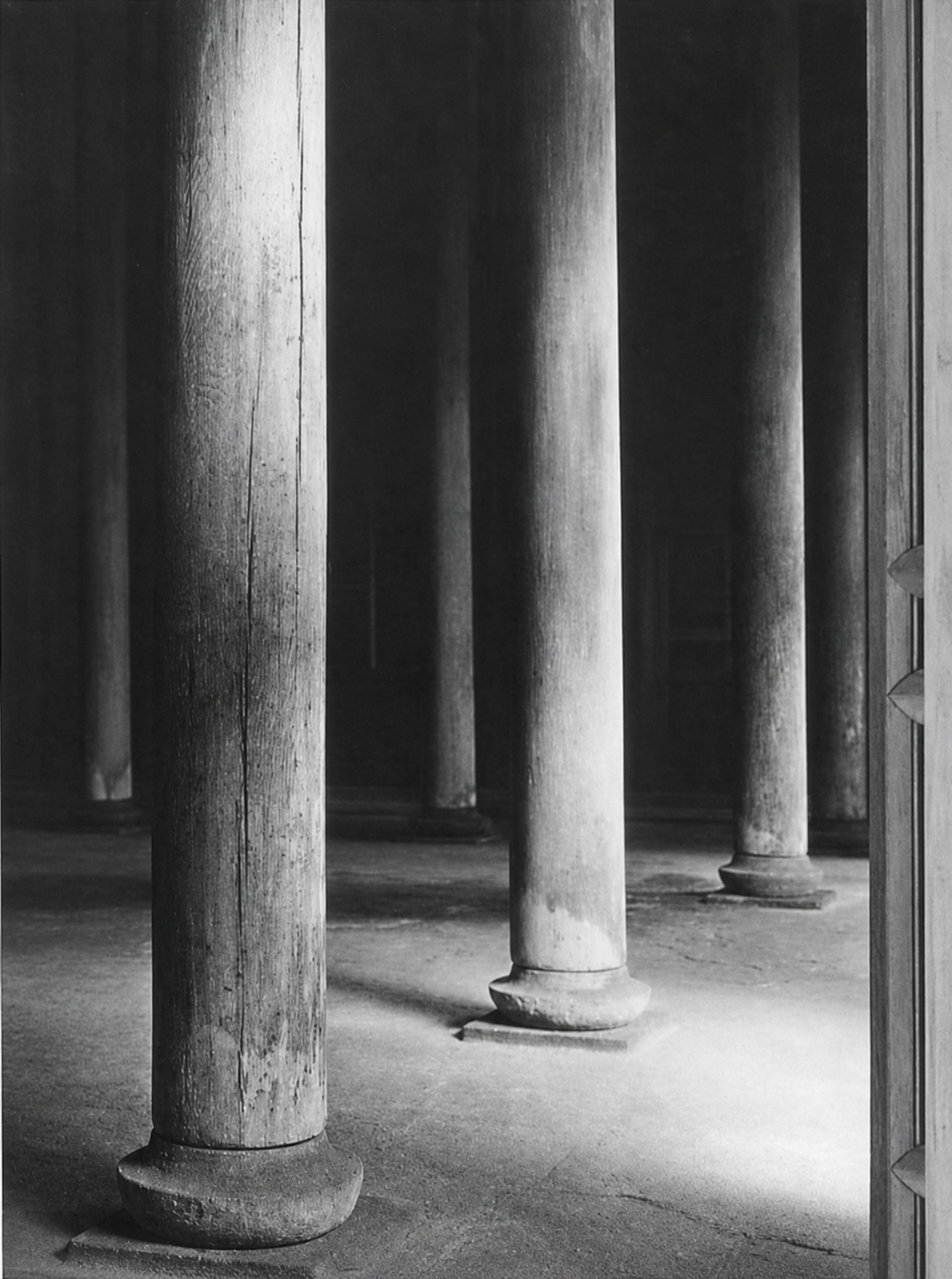 B. A balanced column base in which eight functions coexist. Column and base shaped to make the centers come to life. This structure emphasizes all eight items in the accompanying list with equal strength.