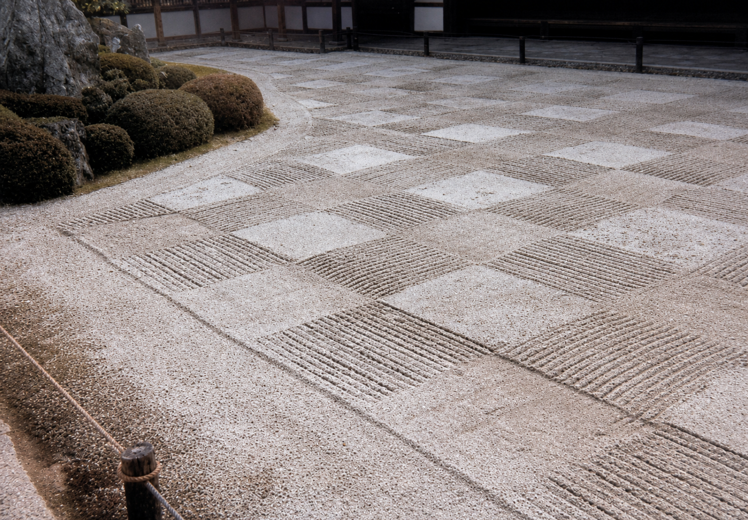 The sand garden at Tofuku-ji the time. Toward the top, it got trapped between _ hedges closed. There was a small place at the two low rambling hedges.